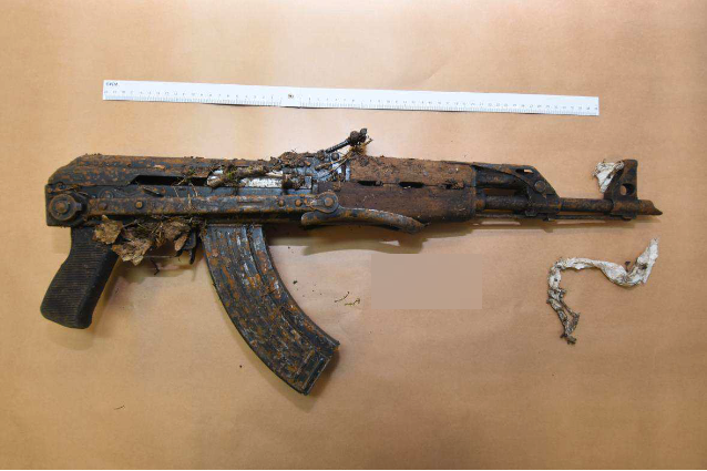 Ett automatvapen av märket Kalasjnikov som polisen hittade i en väska tillsammans med revolvern. Vapnet låg skarpladdat i väskan.