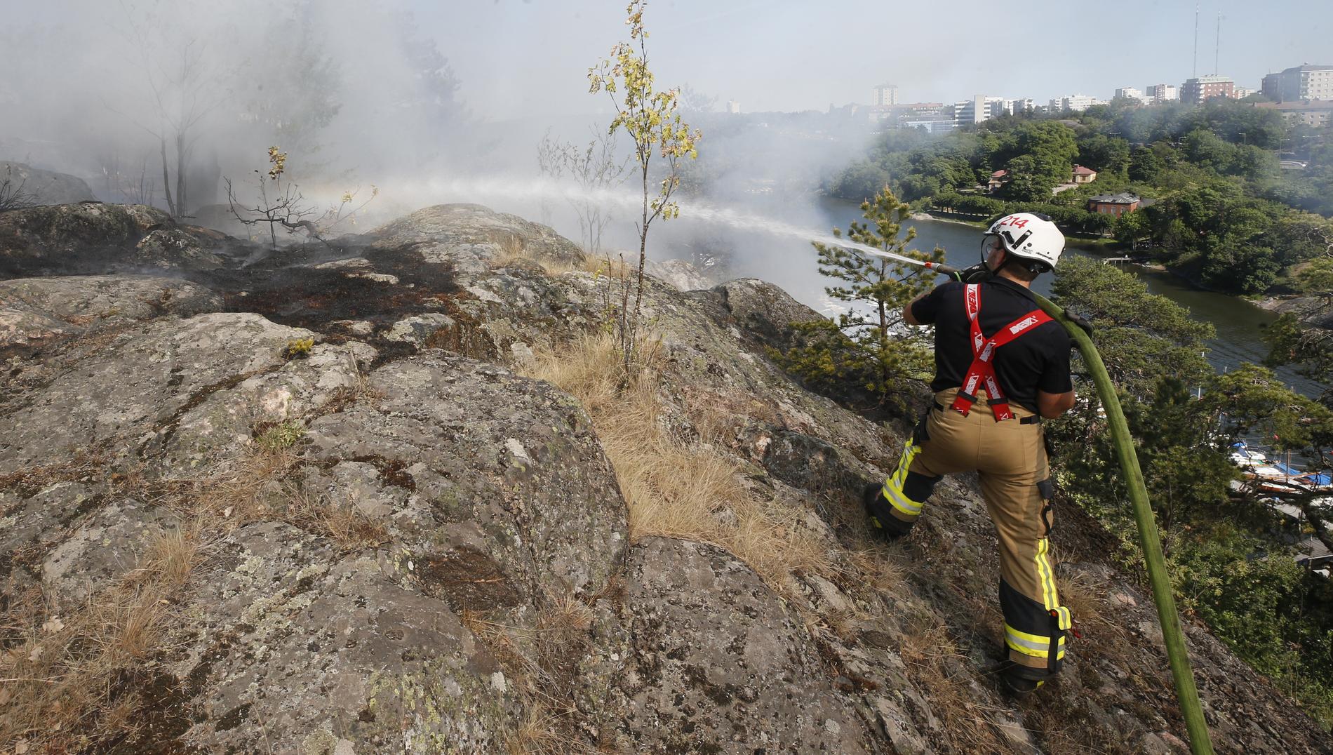 Det är stor brandrisk i hela landet förutom i norra Lapplandsfjällen enligt varningar från SMHI:s. Många platser, bland annat i Värmland, har drabbats skogsbränder som krävt stora släckningsinsatser. Eller som här där brandpersonal bekämpar en skogsbrand i Nacka.
