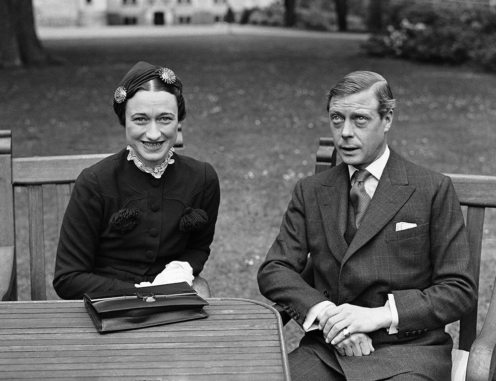 Edward VIII abdikerade för kärlekens skull när han träffade amerikanska Wallis Simpson. De reste till Tyskland tillsammans och hyllade Adolf Hitler. 