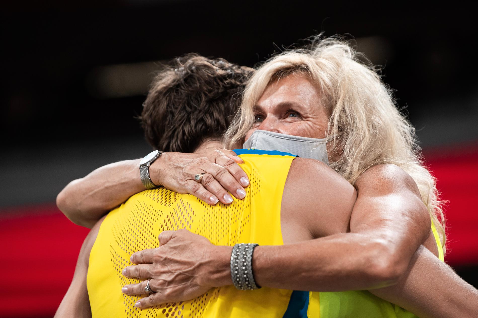 Helena Duplantis kramar om sonen Armand efter OS-guldet i Tokyo-OS.