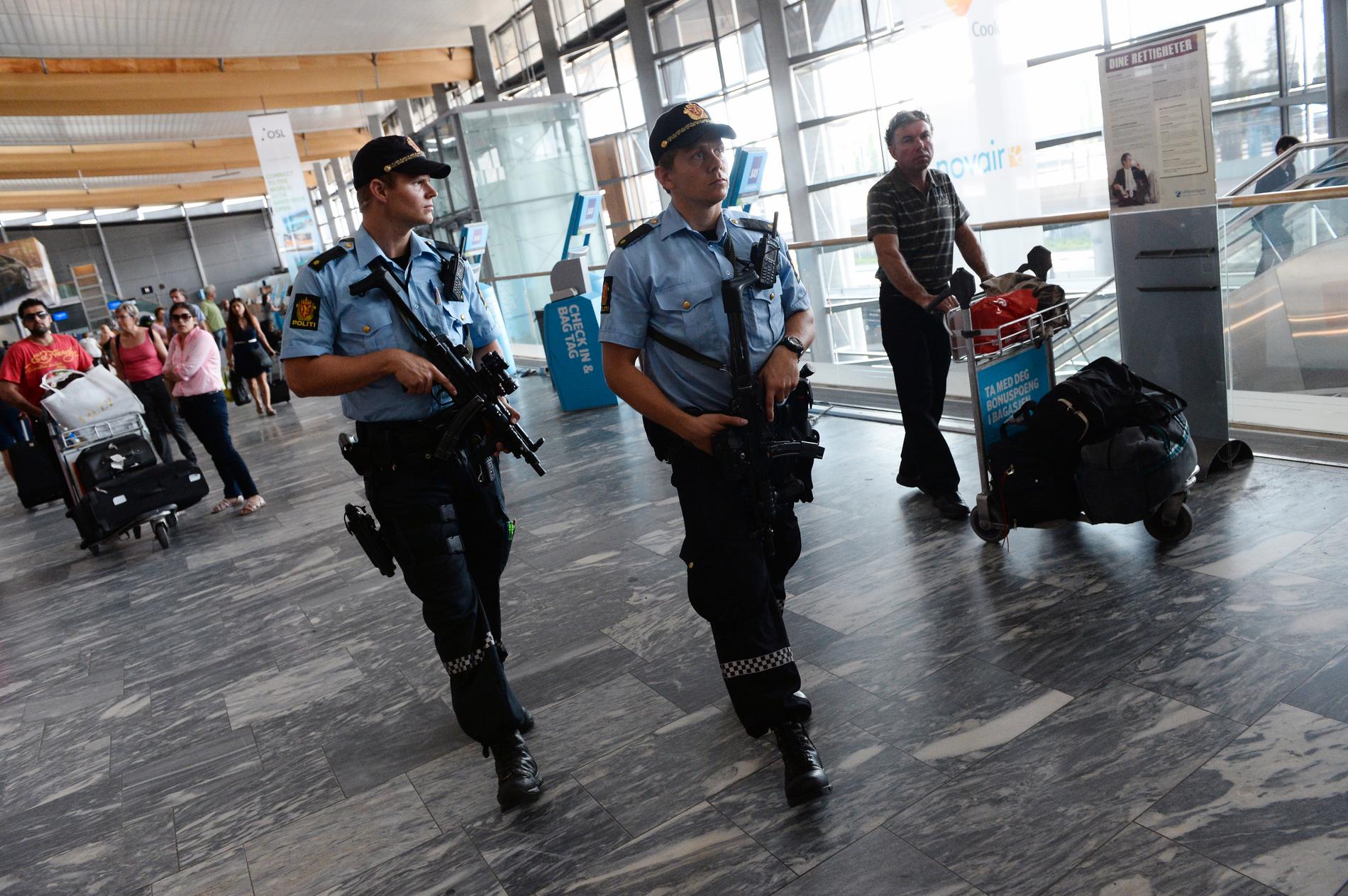 TUNGT BEVÄPNADE Norsk polis har skärpt sin bevakning på flygplatser och vid gränsövergångar efter terrorhotet.
