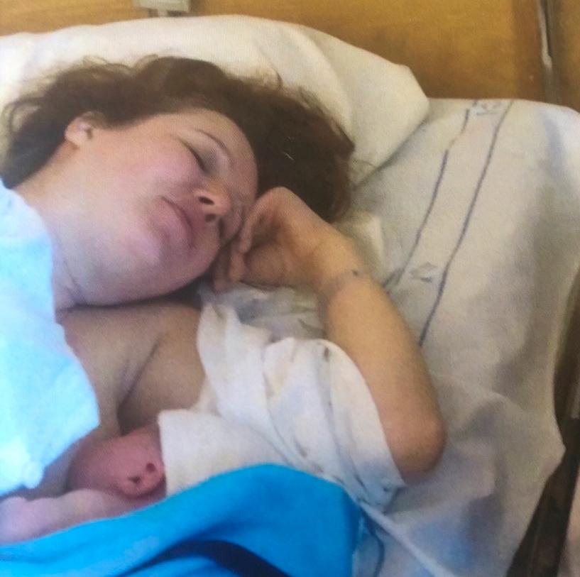 Efter förlossningen kände Therese sig totalt klubbad och somnade med barnet på bröstet när hon ammade. Ingen kunde ana att hon drabbats av en stroke.