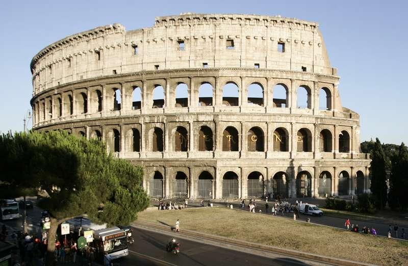 Colosseum i Roms hjärta åldras inte med värdighet.