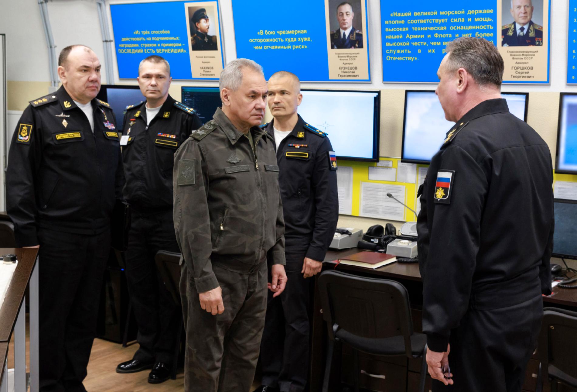 Rysslands försvarsminister Sergej Sjojgu, i bildens mitt, under ett besök vid den ryska Svartahavsflottans högkvarter tidigare i mars.
