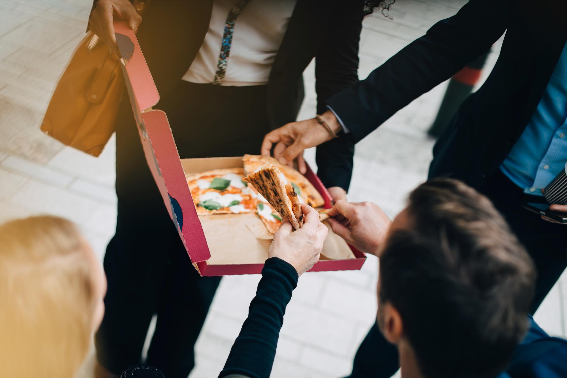 Att lova de anställda pizza när de klarat av dagens  arbetsmål visade sig göra dem mer effektiva, visar en ny studie.