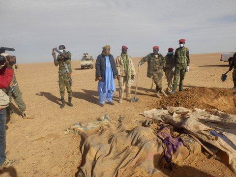 Frivilliga och soldater gräver gravar efter en tidigare migranttragedi i öknen i Niger. Arkivbild.