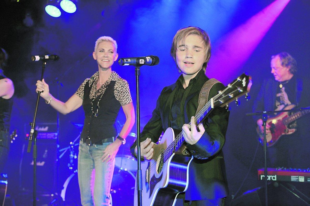 En ny rockstjärna stod på scen i går kväll. Oscar Bolyos, 12, rev av ”Jumping Jack Flash” tillsammans med svenska musikeliten – och mamma Marie Fredriksson.
