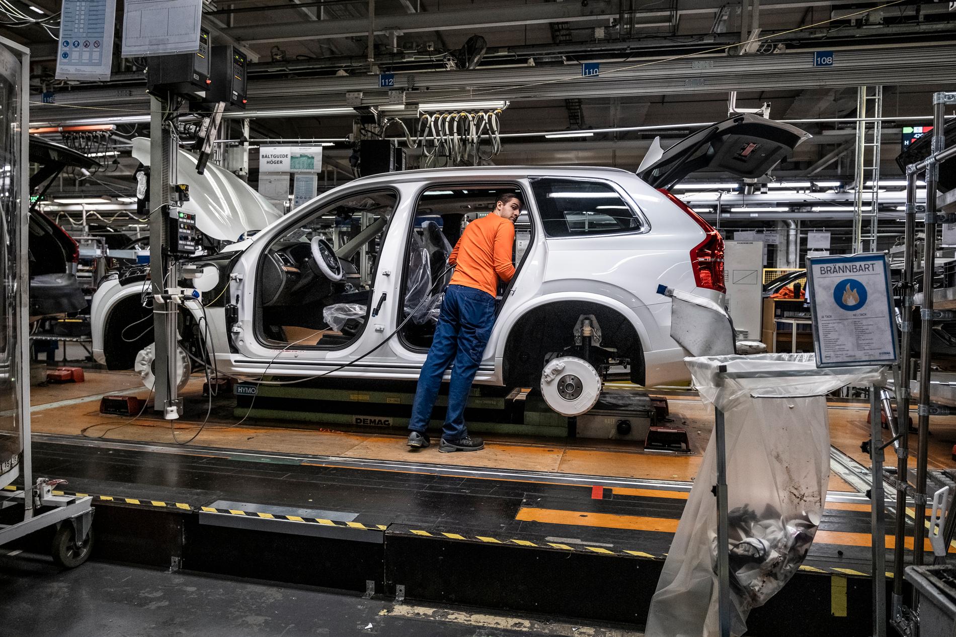 Volvo cars stänger ner sina fabriker i Sverige från och med nästa vecka på obestämd tid. 