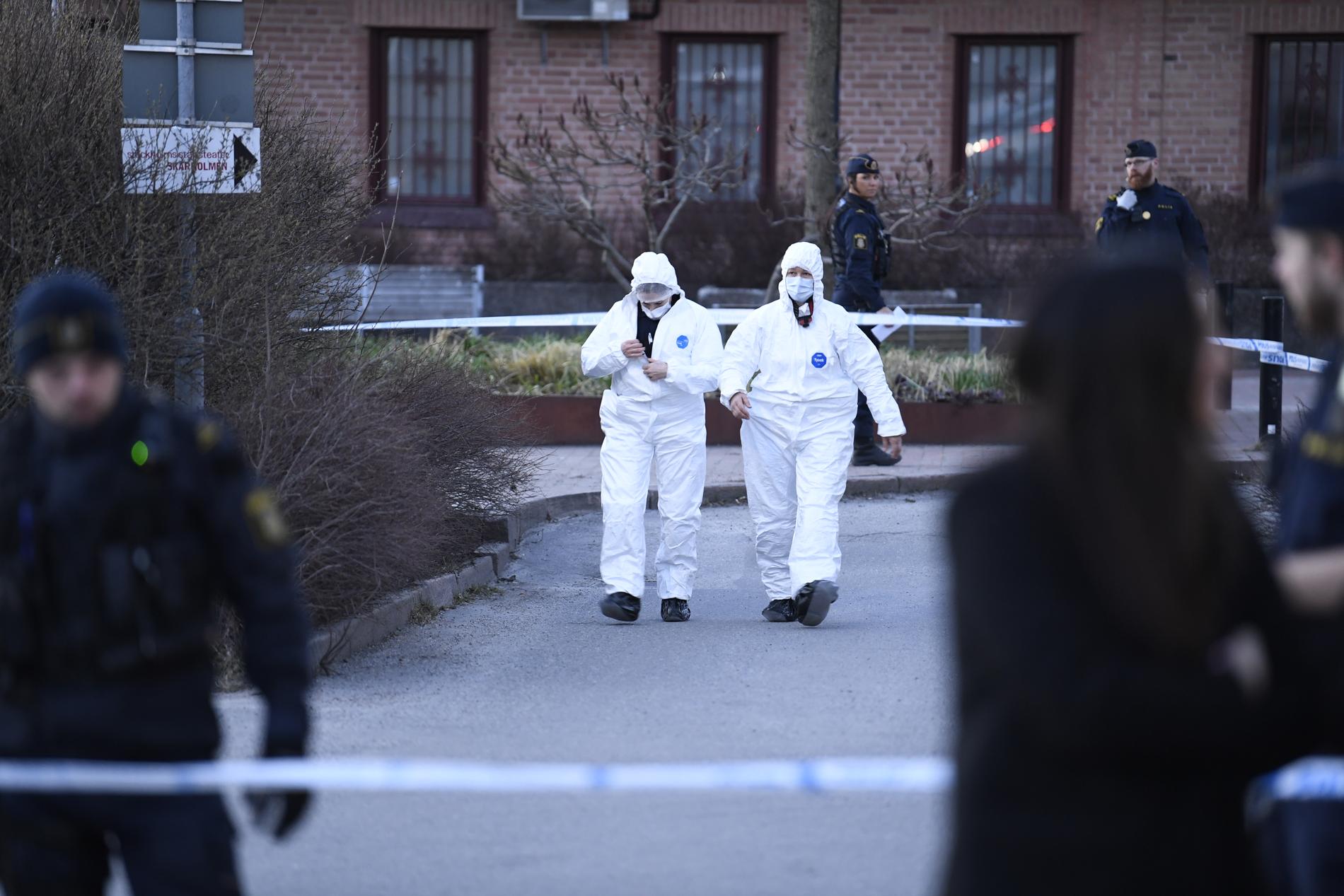 Polisens tekniker arbetade på platsen efter det att en man sköts till döds i Skärholmen i södra Stockholm på onsdagskvällen. Arkivbild.