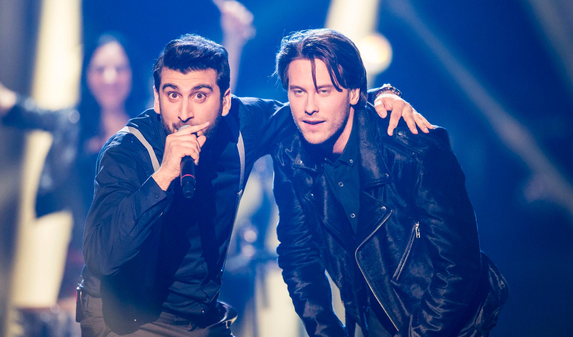 Victor Crone på Melodifestivalens scen 2015 tillsammans med duettpartnern Behrang Miri