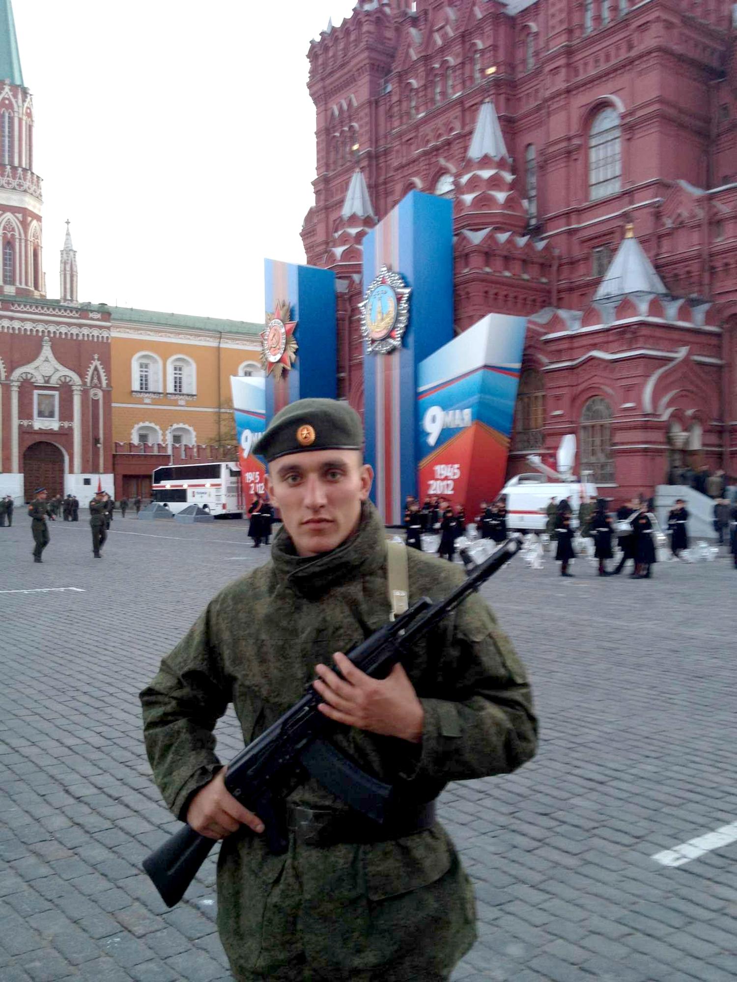 Dmitrijs Peskovs son Nikolaj på Röda torget under militärtjänstgöring.