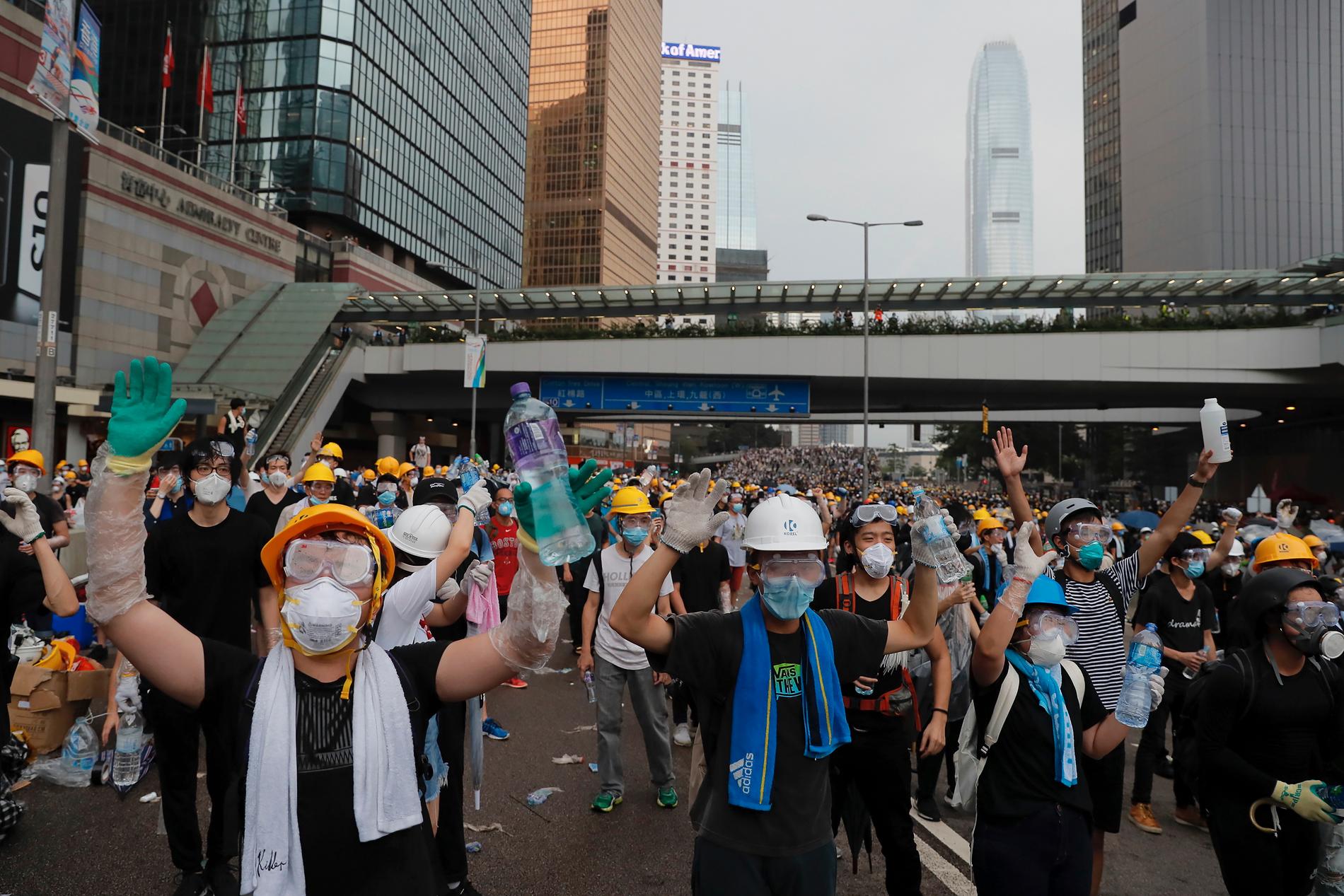 Tiotusentals demonstranter samlades under onsdagen i Hongkong för att protestera mot utlämningslagen.