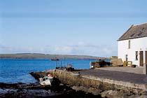 St Margaret s Hope. En liten fiskeby på en av Orkneys åttio små, små öar.