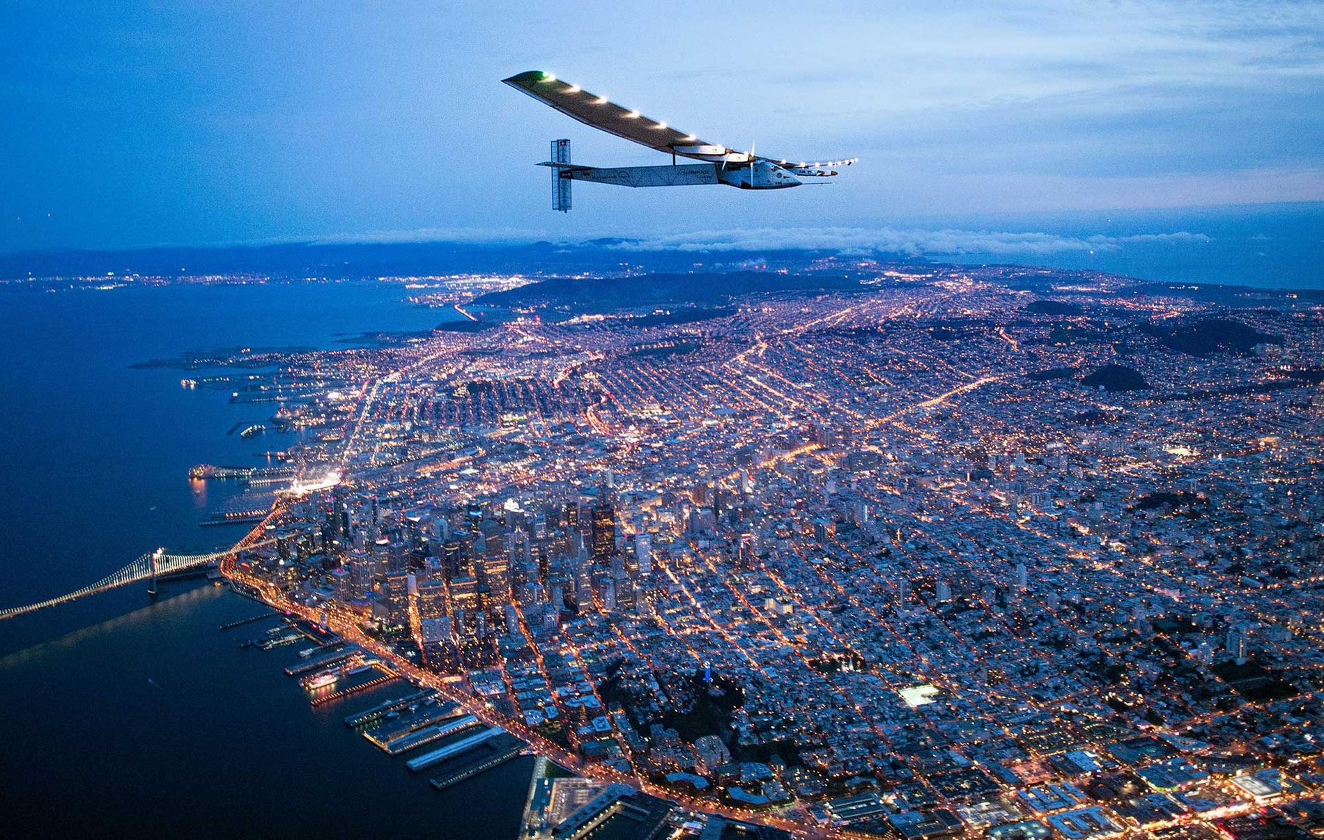 Flygplanet Solar Impulse 2 ska försöka genomföra den första världsomflygningen på bara solkraft. Tidigare i år flög den över San Fransico.