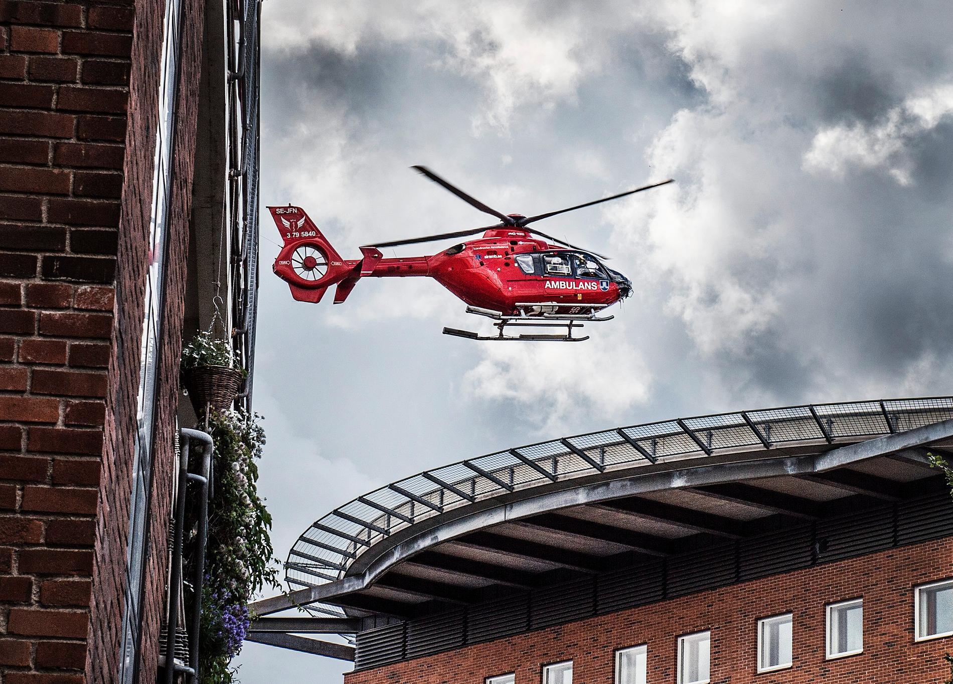 Ambulanshelikopter landar vid Karolinska universitetssjukhuset i Solna.