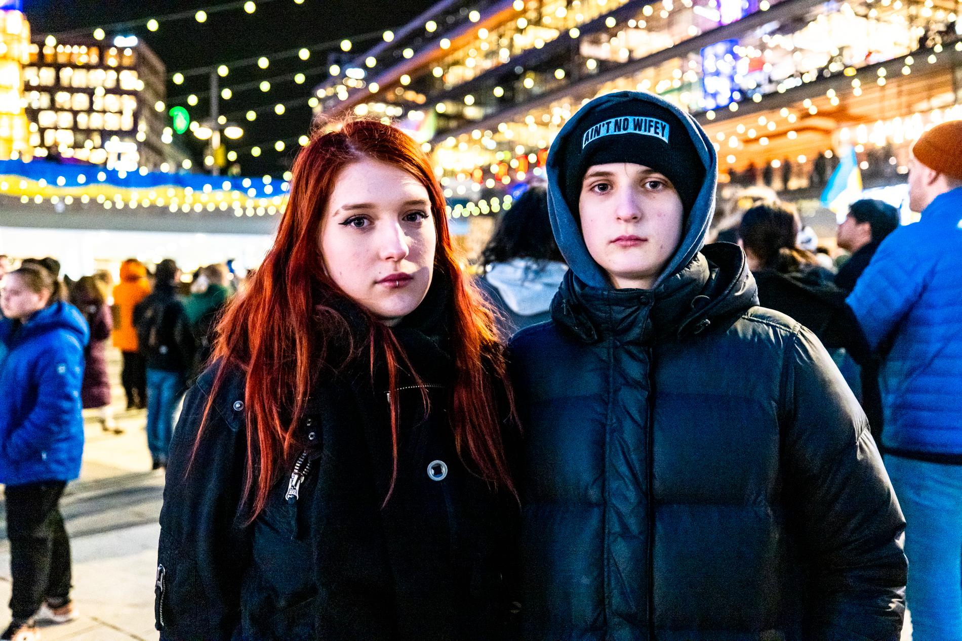 Syskonen Bozhena Lipov, 19, och Oleg Liphov, 15 är oroliga för sina släktingar.