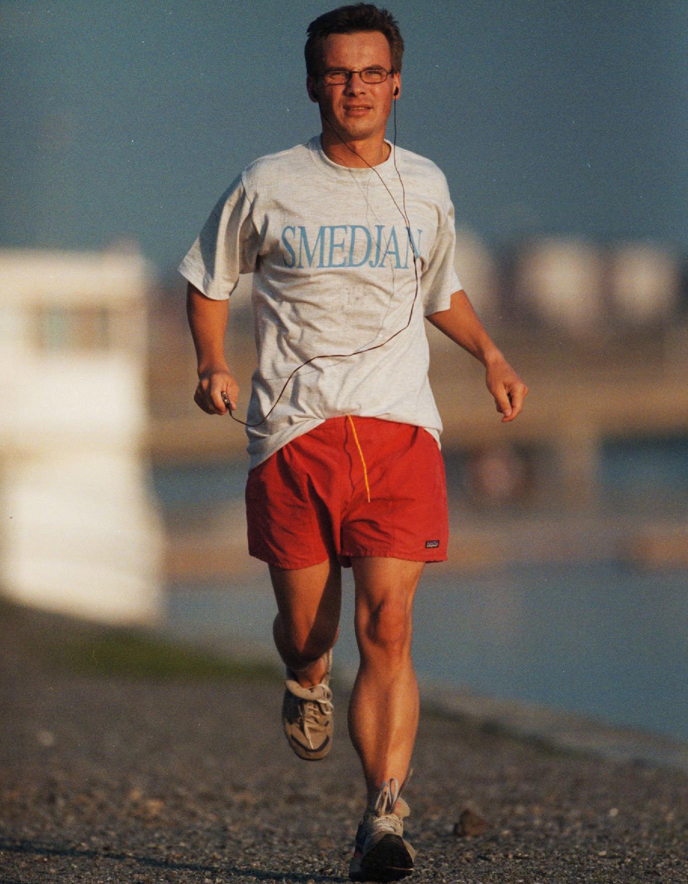 Ulf Kristersson joggar längs med älven i Umeå, 1997.