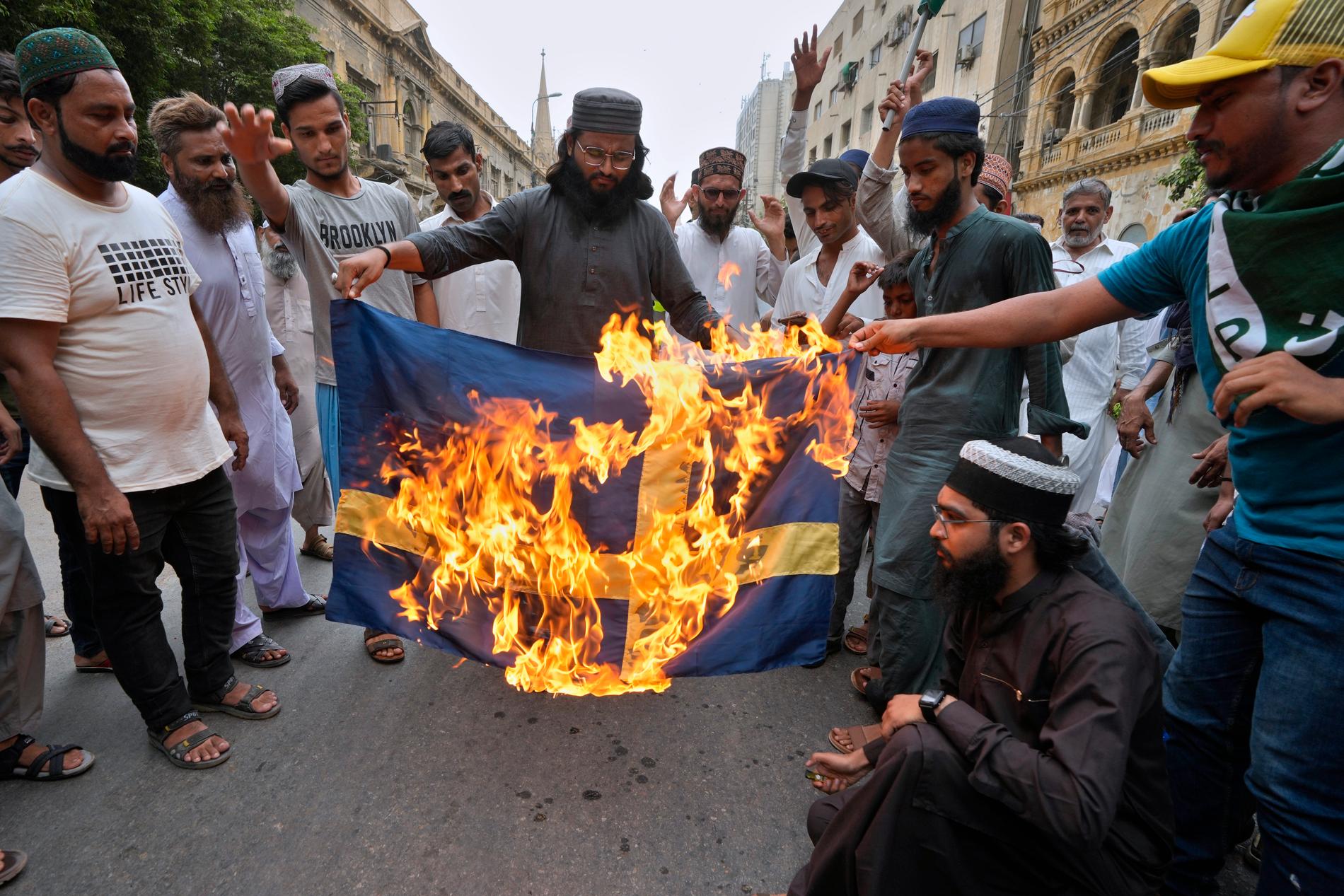 Islamister i Pakistan bränner en svensk flagga efter en koranbränning i Sverige. Arkiv 7 juli 2023. 