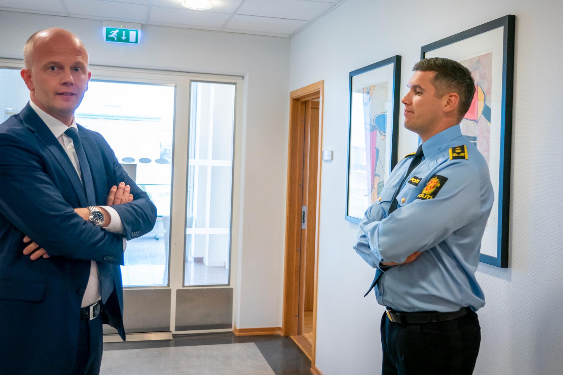 Advokat Svein Holden (till vänster) och åklagaren Mathias Hager i samband med häktningsförhandlingen.