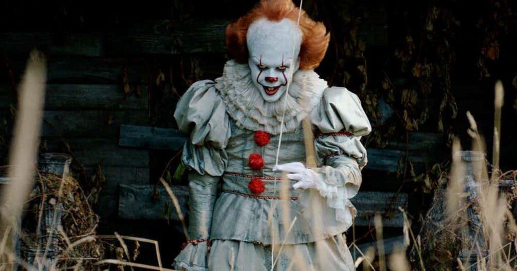 Bill Skarsgård som clownen Pennywise i skräckfilmen ”Det”.