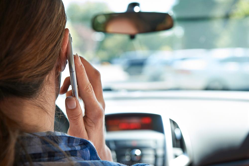 Många ringer och sms:ar när de kör bil.