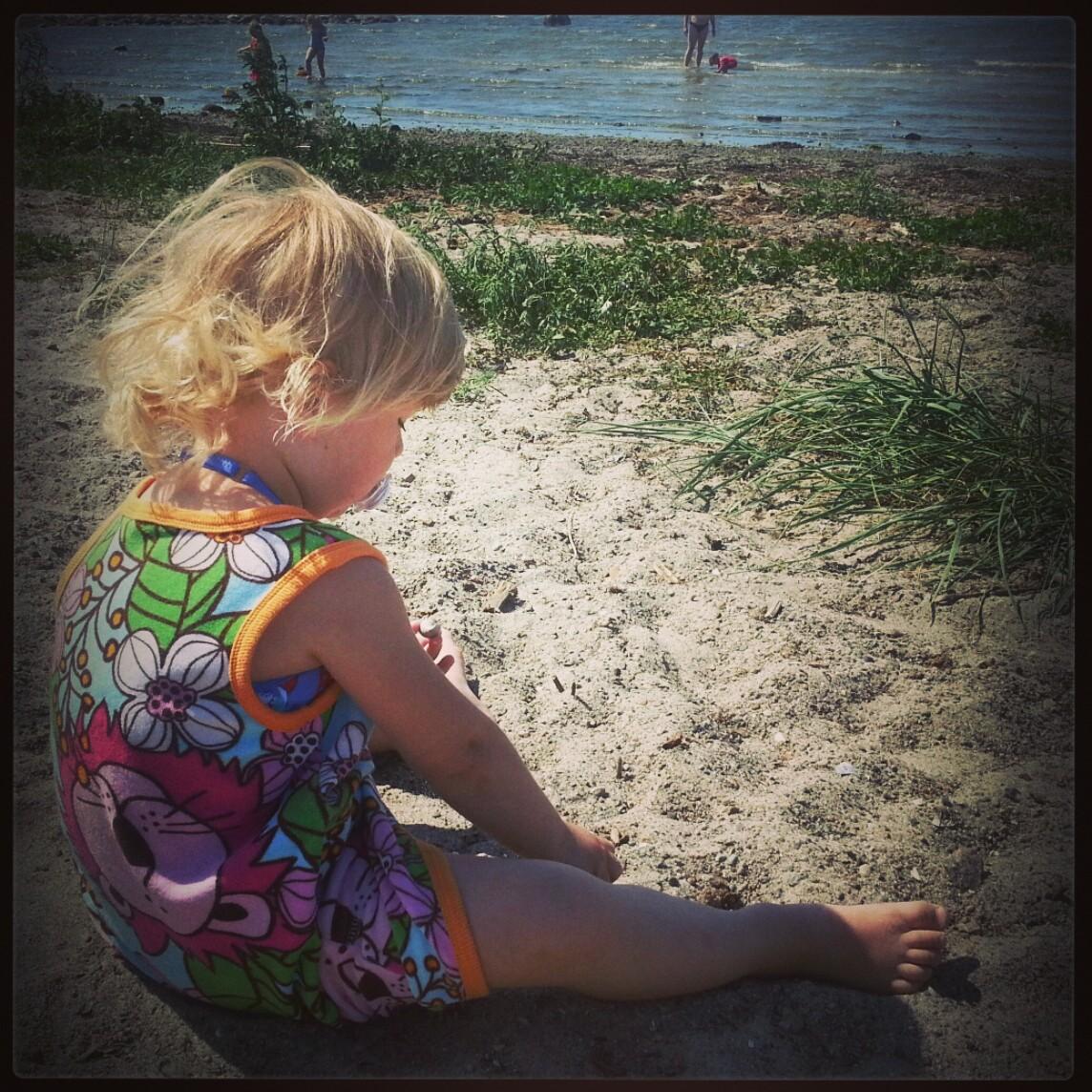Min dotter Milla leker på stranden.