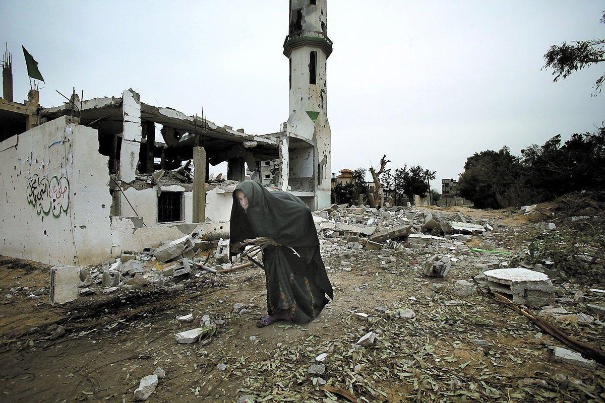 staden är söndersmulad Gaza City ligger i ruiner efter Israels tre veckor långa vedergällning. Basmas kusin Raafat blev träffad av en missil när han var på väg till moskén för att be.