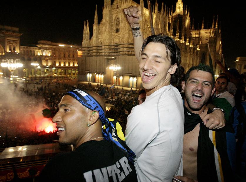 En lycklig Zlatan firar ligaguldet med Interspelarna Olivier Dacourt och Dejan Stankovic på Piazza Duomo i Milano.