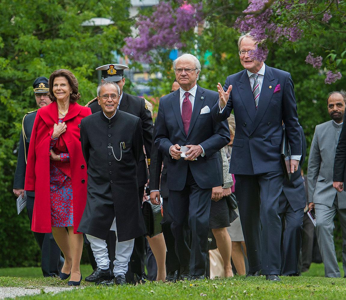 Drottning Silvia, Indiens president Shri Pranab Mukherjee, kung Carl Gustaf,  professor Anders Hamsten, Karolinska instutet, under ett besök på Nobel Forum på Karolinska institutet på tisdagen, då den indiske presidenten avslutade sitt tre dagars statsbesök i Sverige.