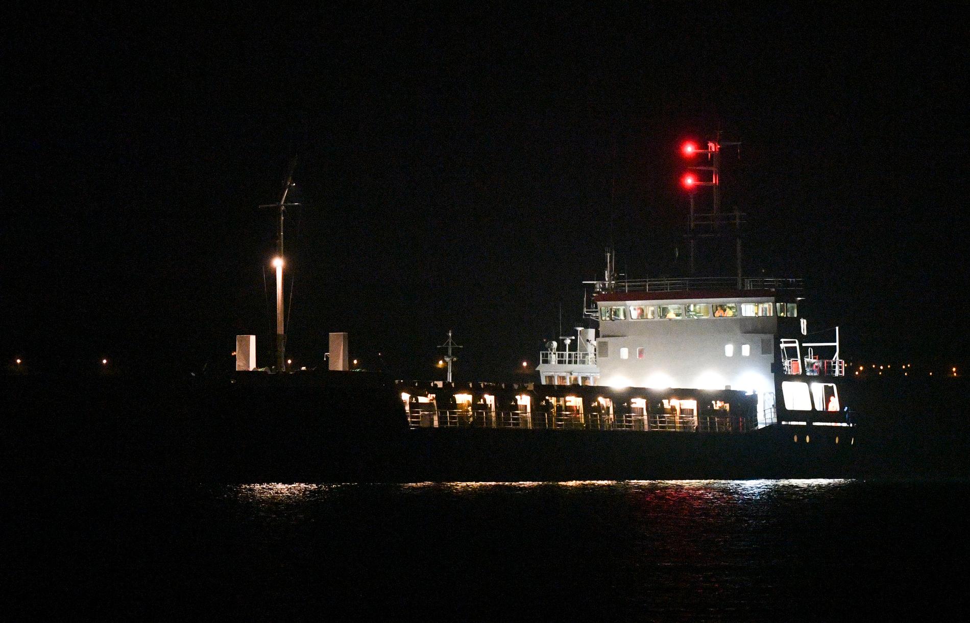 Det 82 meter långa lastfartyget Baltic Carrier står på grund nära land mellan Laröd och Hittarp norr om Helsingborg på tisdagskvällen.  Man försökte från land att larma besättningen om vad som höll på att ske men ingen ombord svarade på anrop.