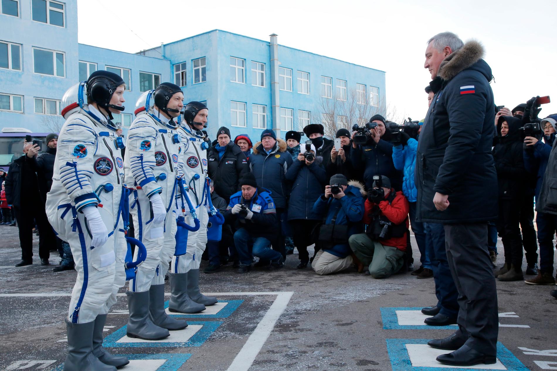 Amerikanska astronauten Anne McClain, ryske kosmonauten Oleg Kononenko och kanadensiske astronauten David Saint-Jacques rapporterar till chefen för Internationella rymdstationen.