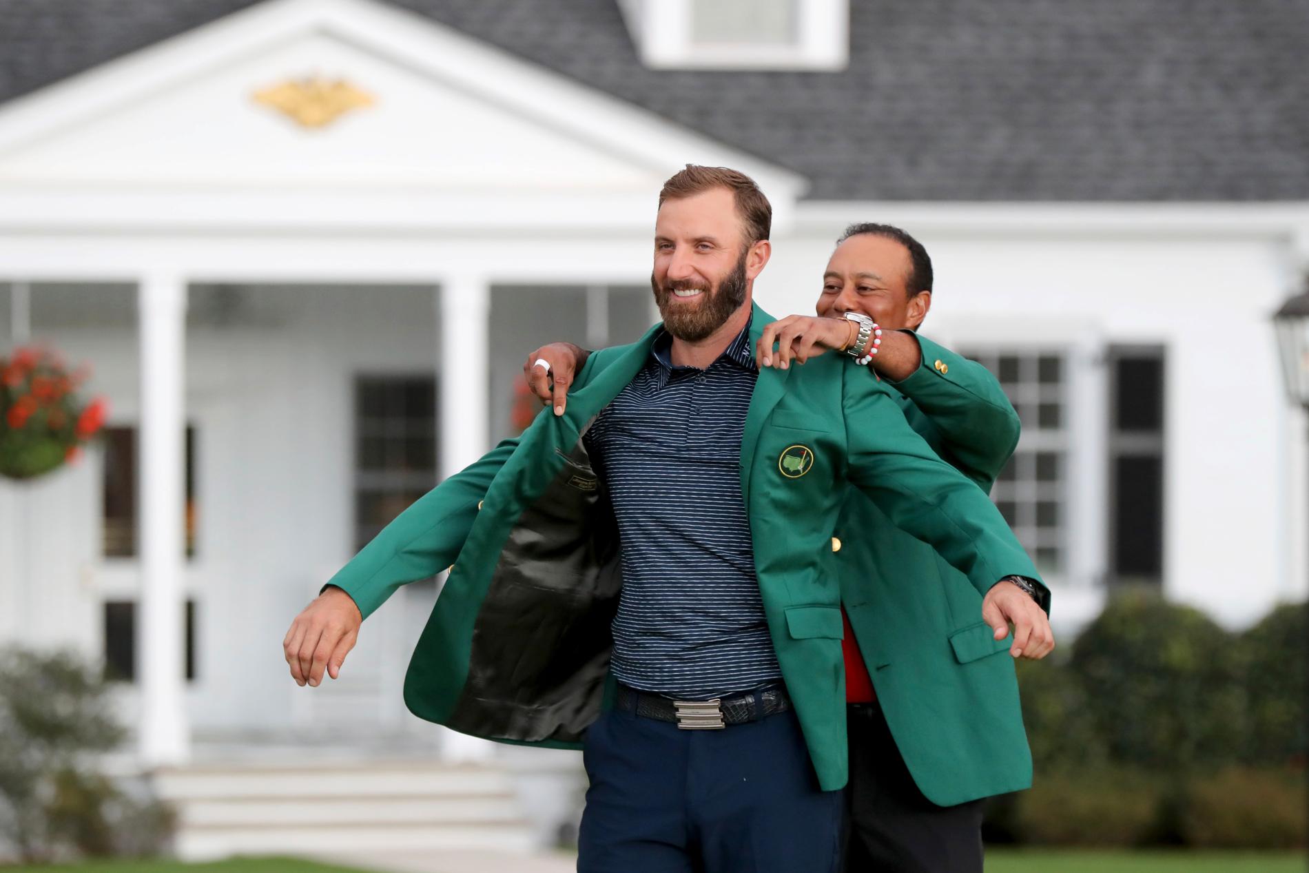 Dustin Johnson fick drygt 18 miljoner kronor för segern i US Masters 2020 – och den traditionsenliga gröna kavajen hängdes på av Tiger Woods. 