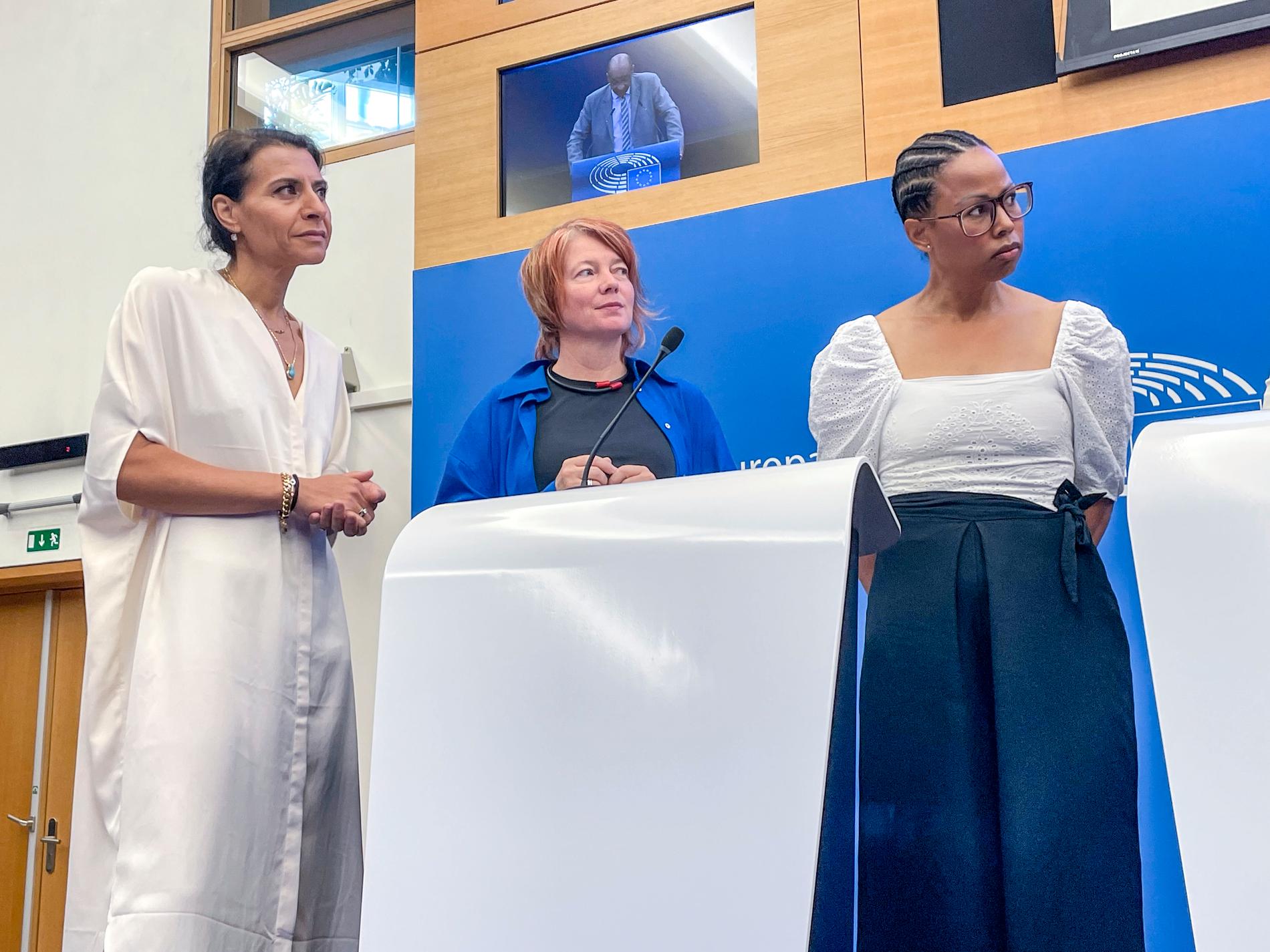 Svenska EU-parlamentsledamöterna Abir Al-Sahlani (C), Malin Björk (V) och Alice Bah-Kuhnke (MP) lyssnar på vittnesmål om prostitutionen på en presskonferens i Strasbourg.