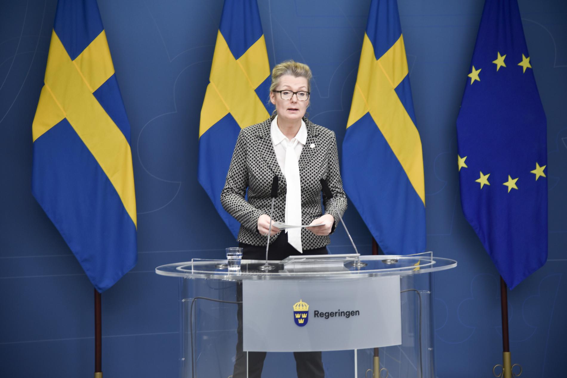 Skolminister Lina Axelsson Kihlblom på pressträffen under fredagen. 