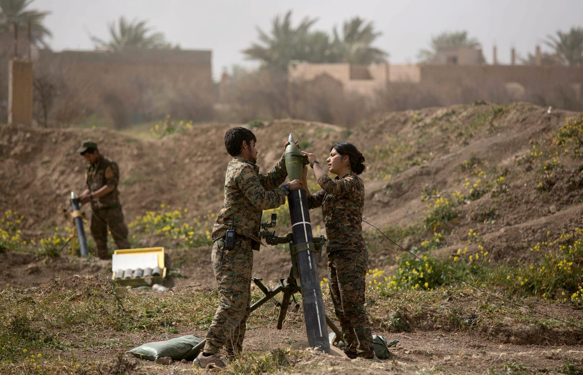 SDF-soldater avfyrar granater mot Baghouz.