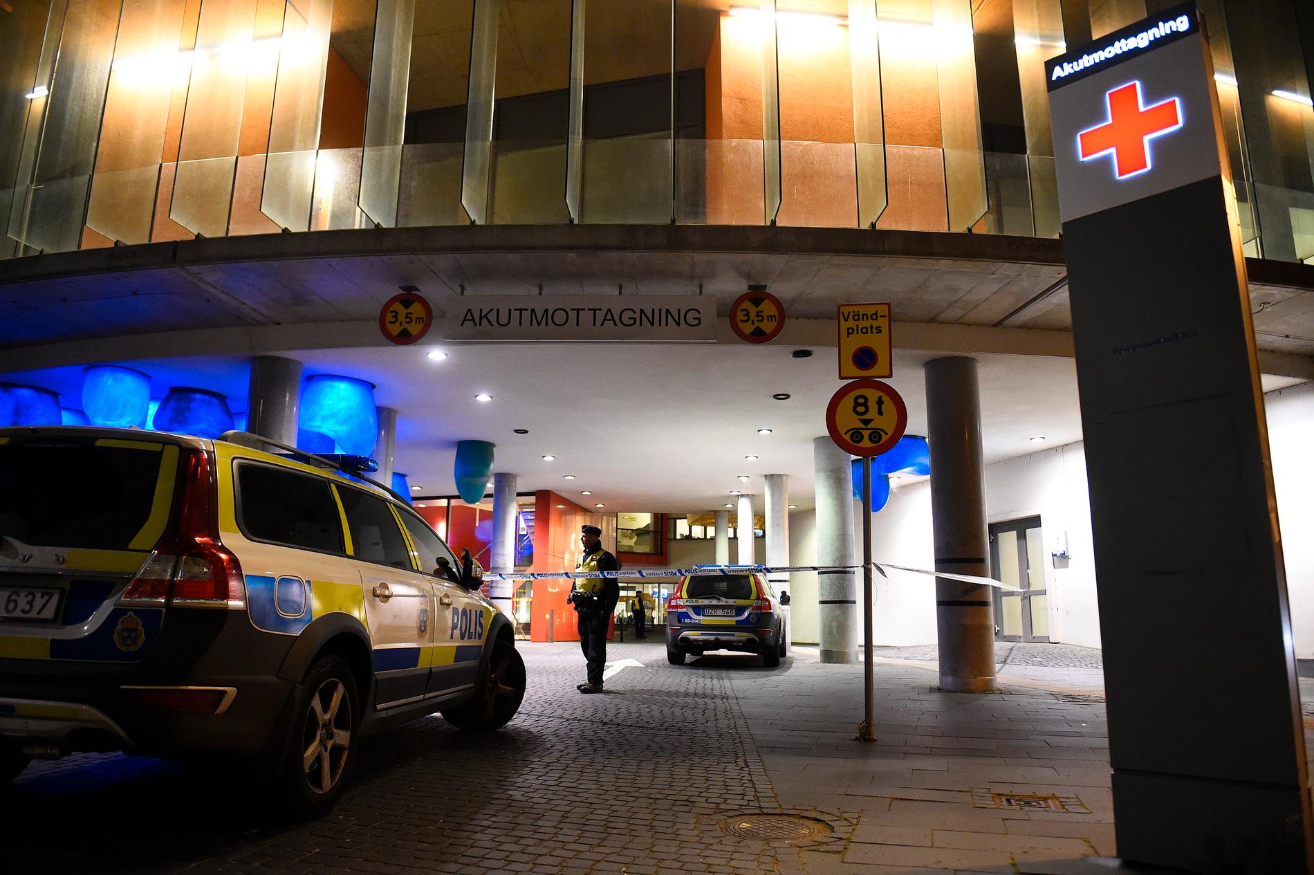 De skottskadade personerna fördes till Skånes Universitetsjukhus där polisen bevakar akutintaget. Fyra personer har skadats i samband med en skottlossning i södra Malmö.