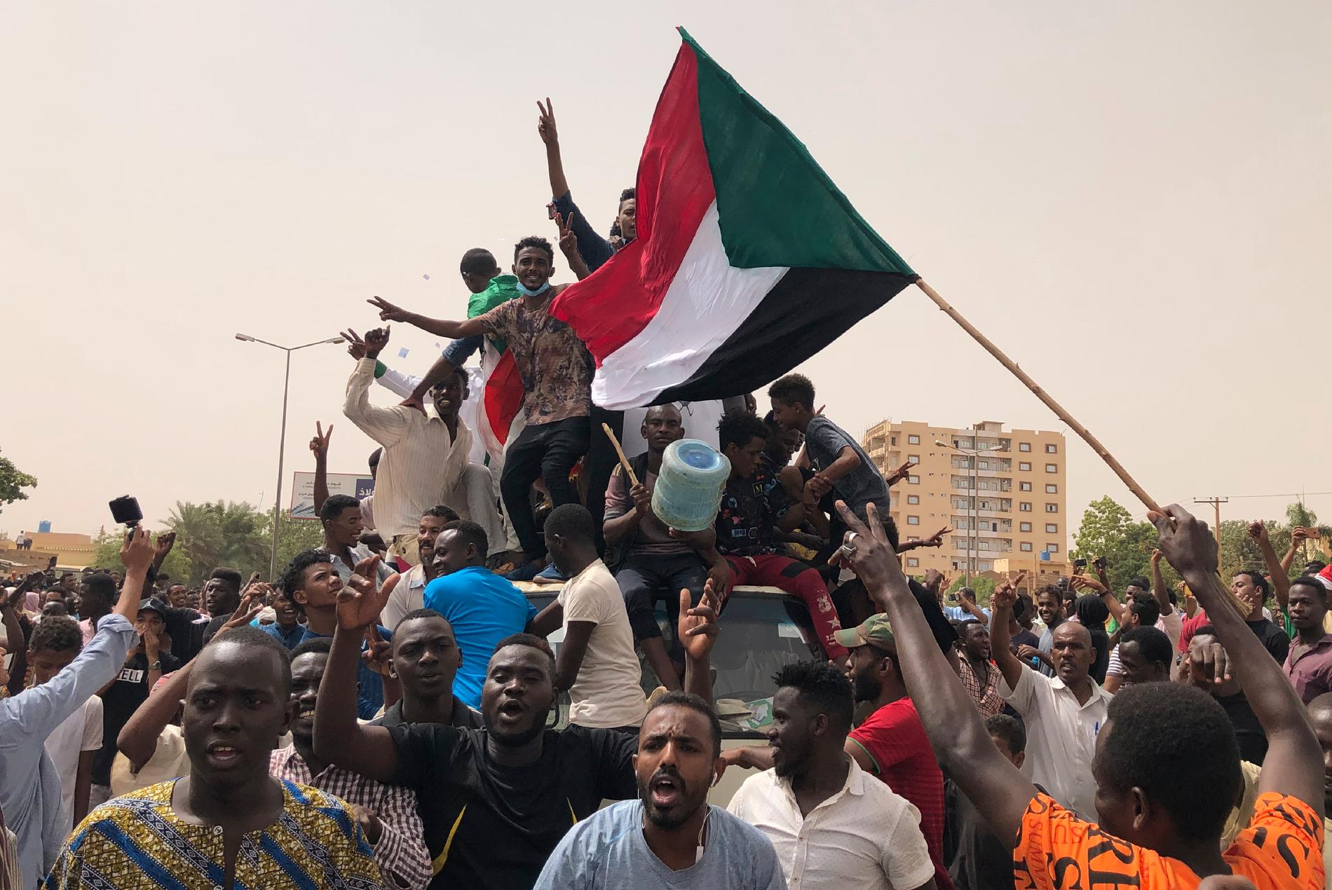 Demonstranter protesterar mot Sudans militärjunta den 30 juni. Arkivbild.