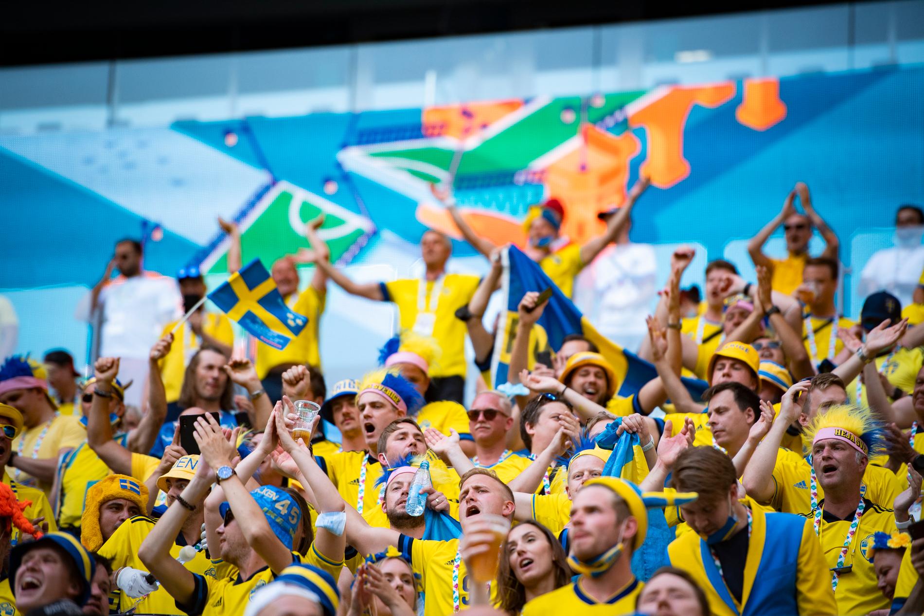 Svenska supportrar i St Petersburg under matchen mot Polenm