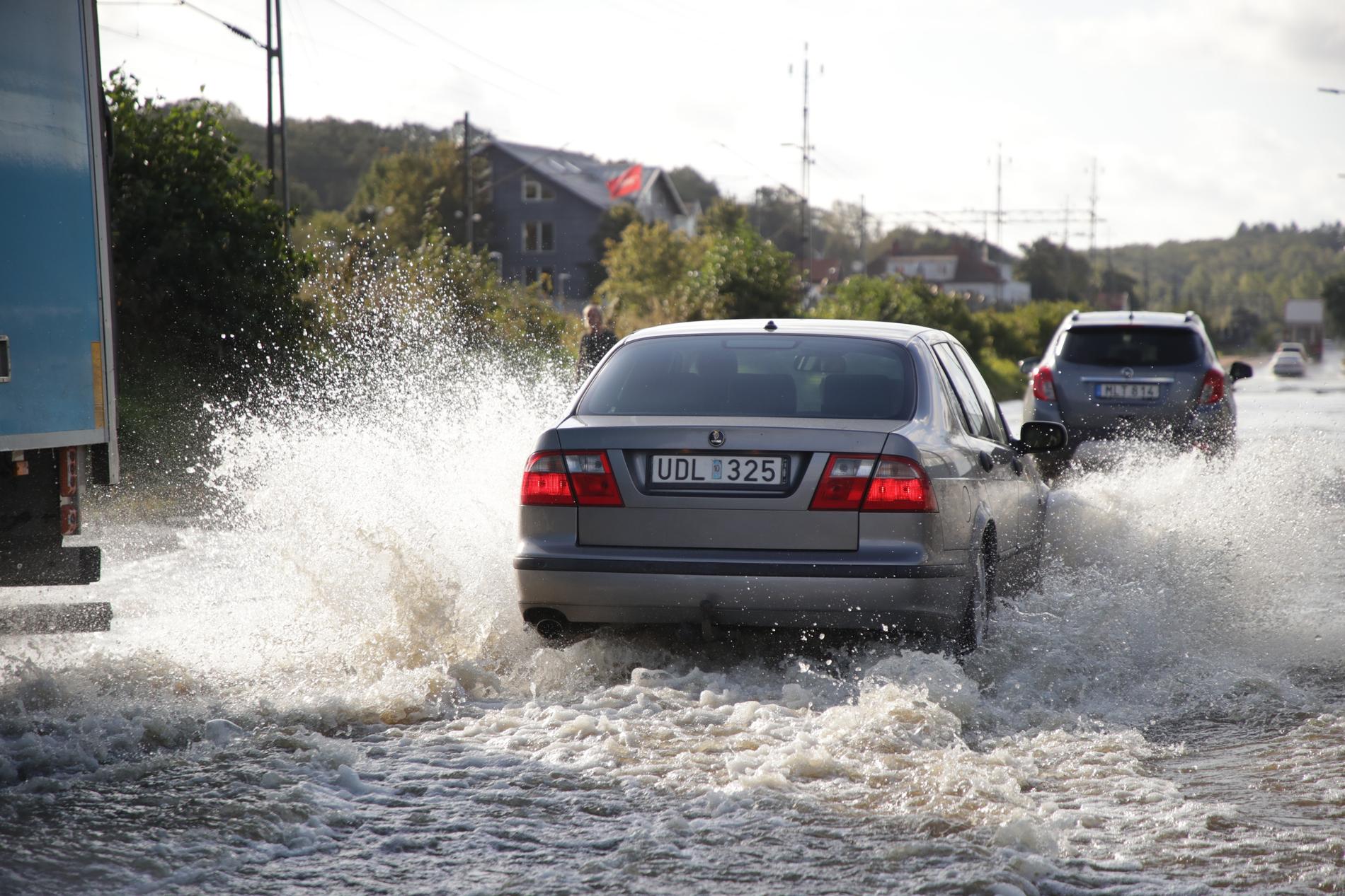 Översvämningar i Västsverige påverkar både väg- och tågtrafiken. 