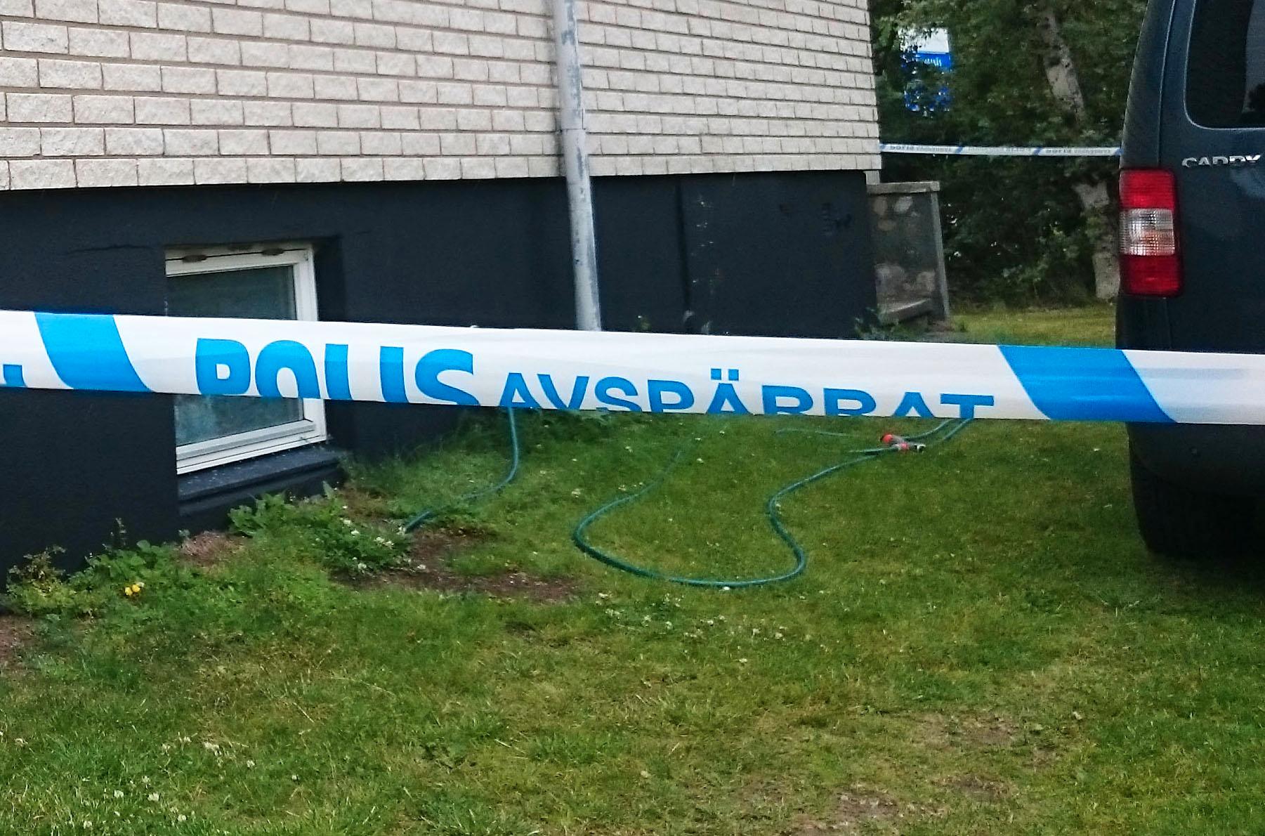 Polisen har spärrat av bostaden där en man har hittats död i Höganäs.