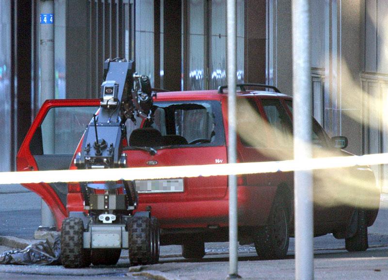Polisens bombrobot undersöker en misstänkt bomb i en bil som rånarna placerade ut i centrala Göteborg.