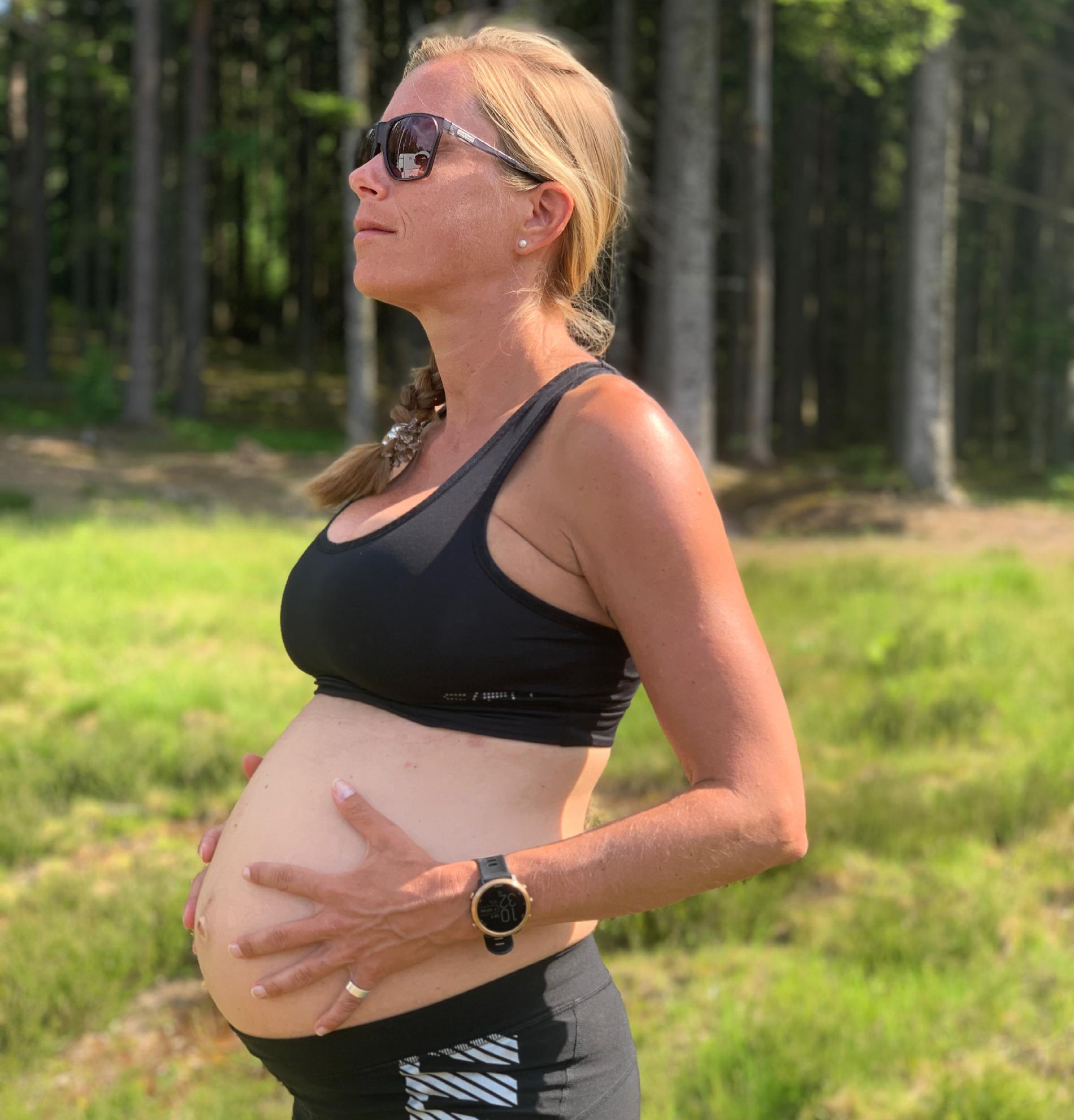 Frida är gravid med sitt första barn. Efter förlossningen planerar hon att tävla igen så snart det går. 
