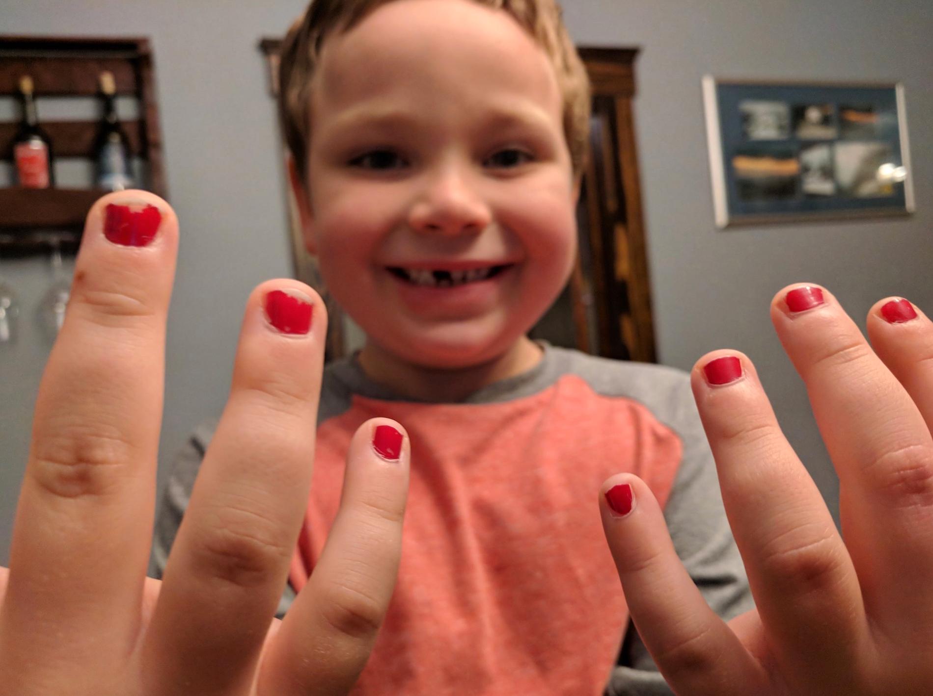 Sam gick till skolan med målade naglar – och var helt förstörd när han kom hem. 