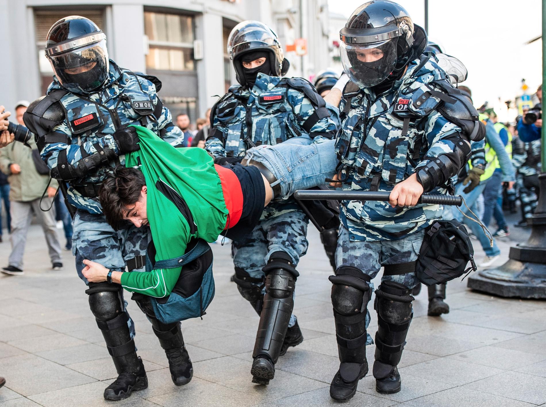 Rysk polis griper en man under en protest i Moskva i helgen, som enligt organisationen White Counter samlade 60 000 människor.