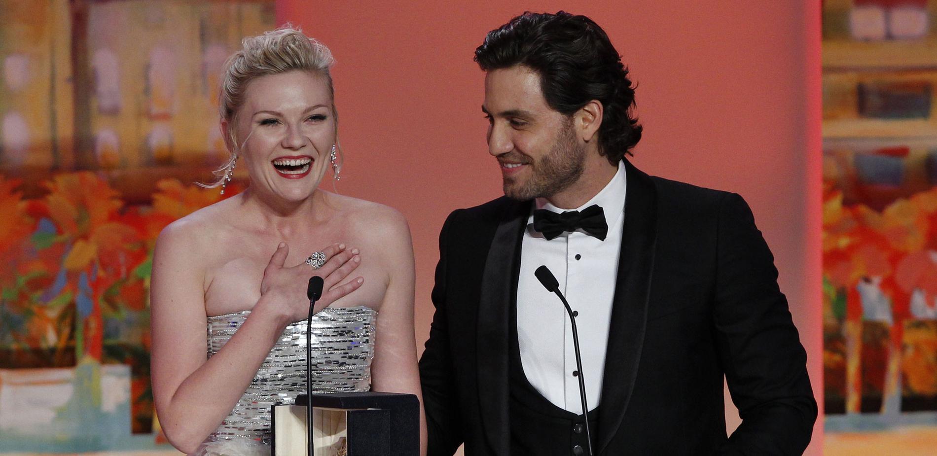 Vinnare trots skandal Kirsten Dunst när hon får pris på filmfestivalen i Cannes.