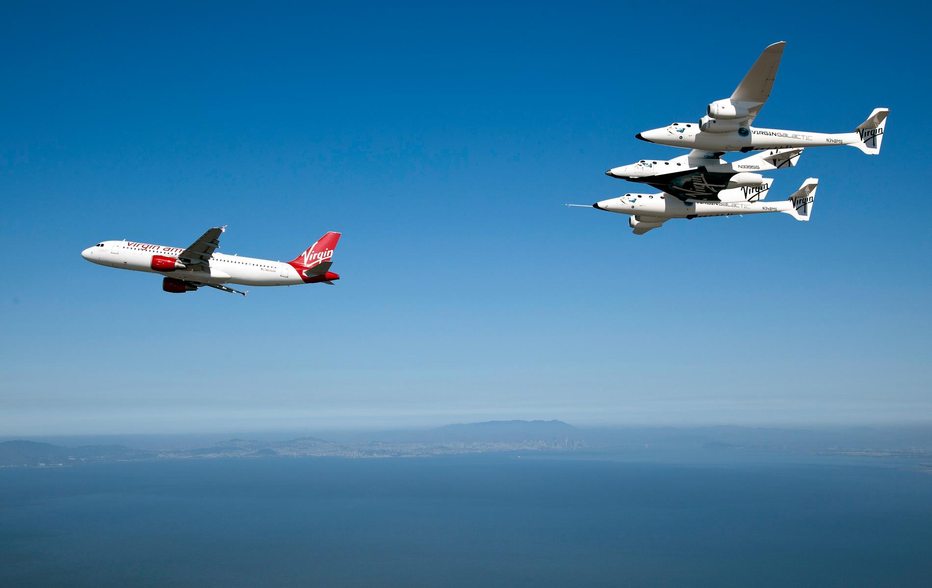 En Airbus 320 från Virgin America flyger före White Knight 2, som bär turistrymdfärjan Spaceship 2.