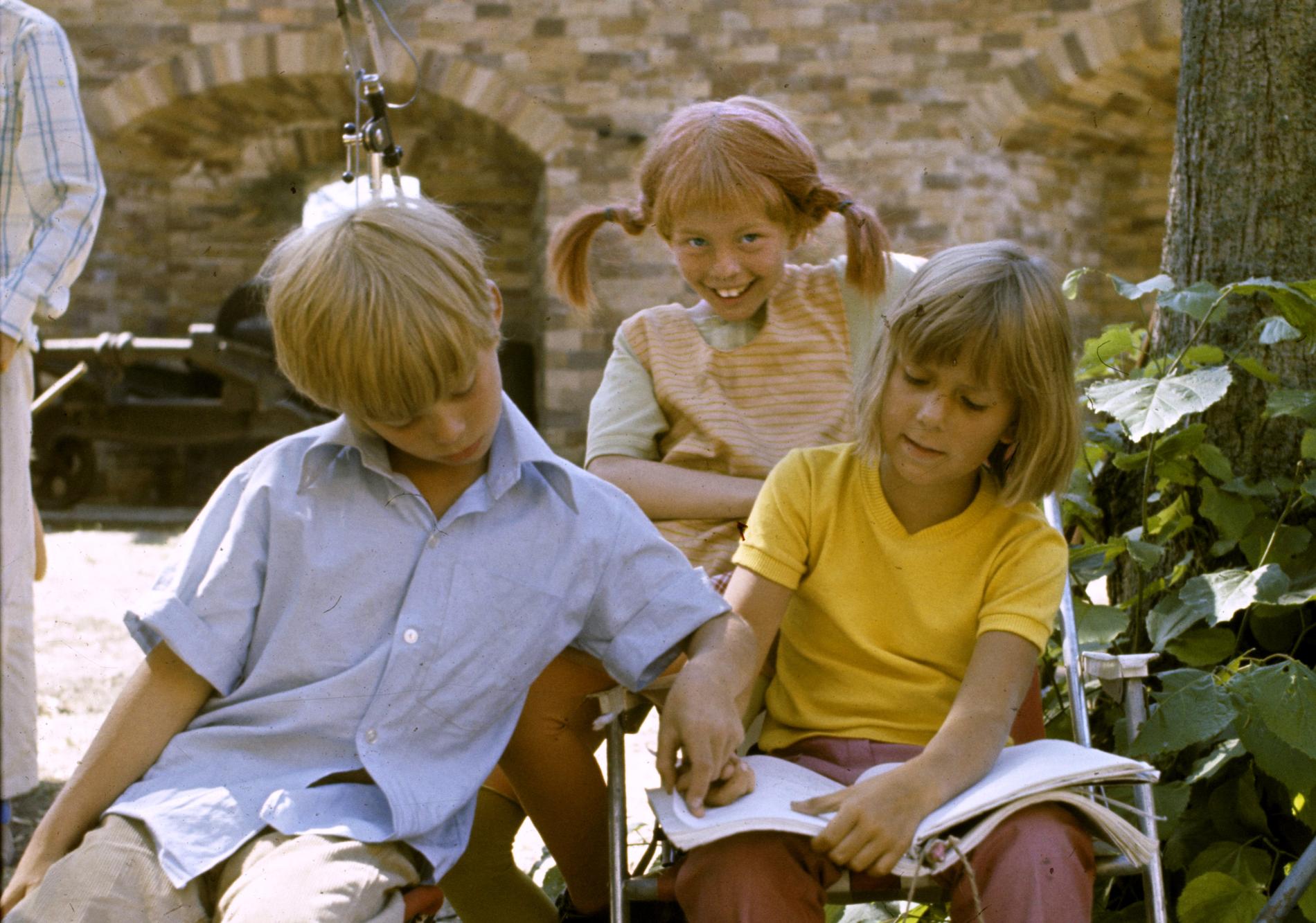 Pär Sundberg, Inger Nilsson och Maria Persson under filminspelningen av ”Pippi på de sju haven” i 1969.