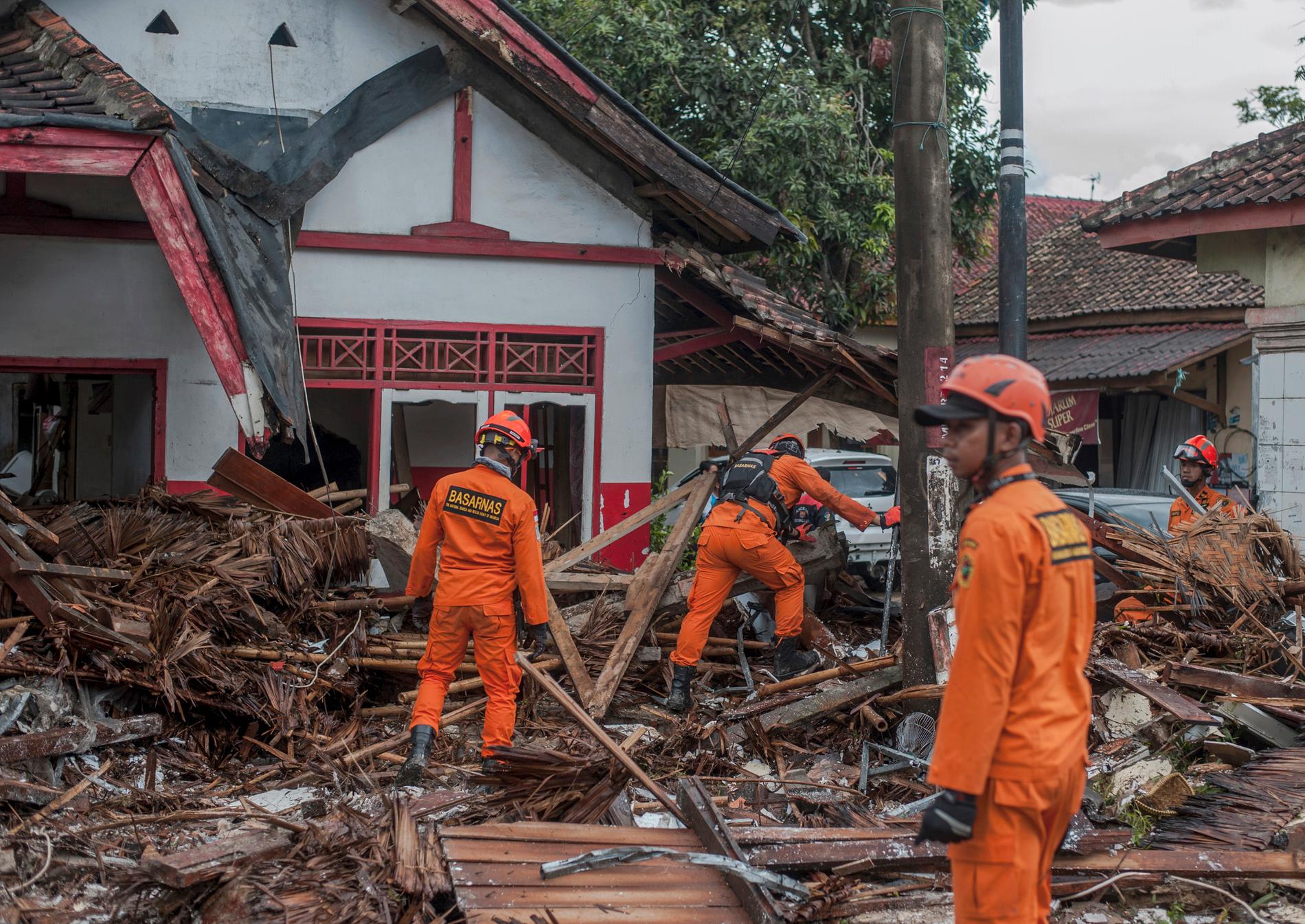 Räddningspersonal söker efter överlevande. Minst 222 personer har dött efter att en tsunami nådde stränderna vid Sundasundet i Indonesien.