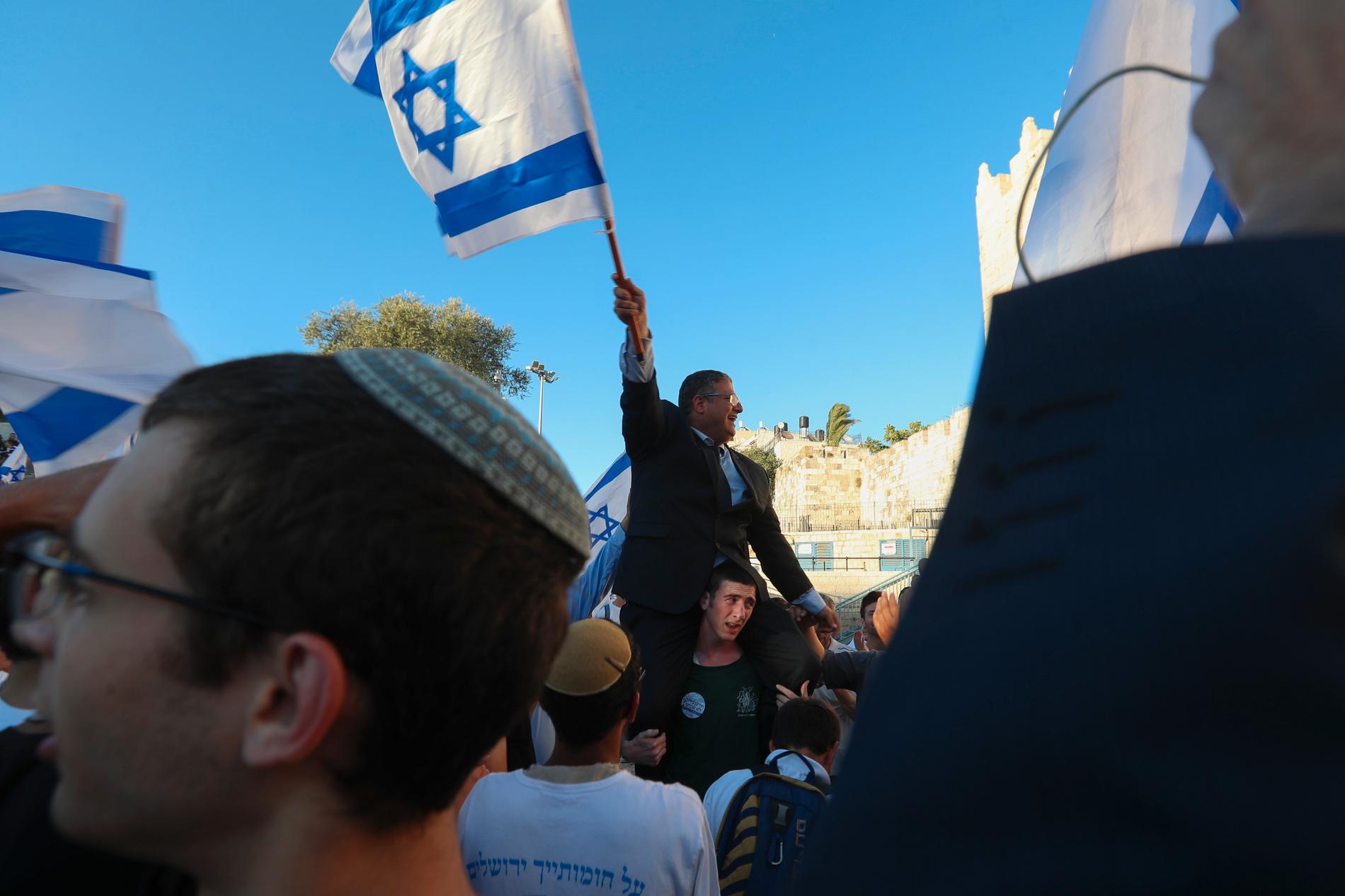 En av dem som deltog i den högernationalistiska flaggmarschen var Knessetledamoten Itamar Ben-Gvir (från partiet Tkuma) som här syns sittandes på en deltagares axlar.