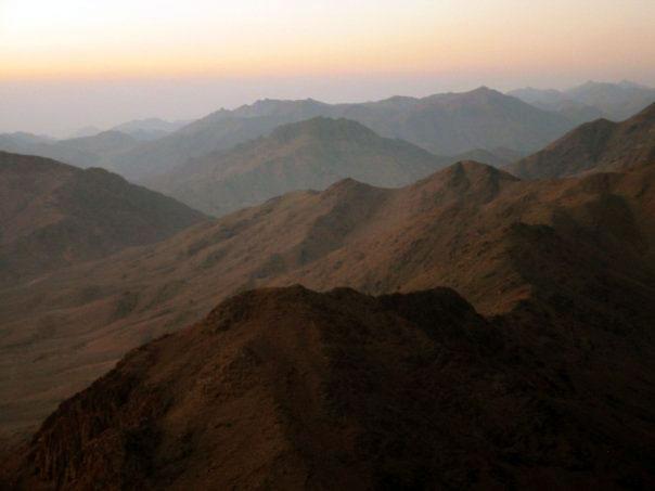 Mount Sinai, Egypten På bekvämt bilavstånd från charterorten Sharm el Sheikh kan du uppleva soluppgången så som Moses en gång såg den.